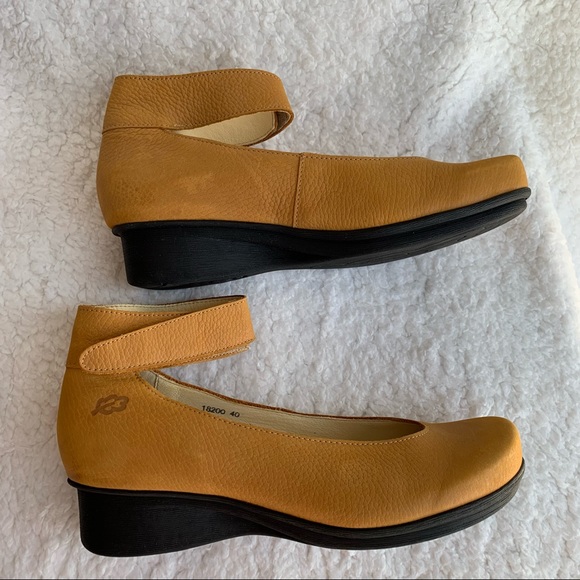 Loints of Holland Shoes - Loints of Holland Sydney wedge Bee yellow